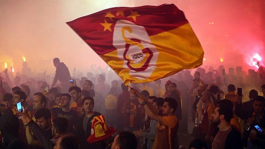 <p>Süper Lig'de 2017-2018 sezonunun son haftasında konuk olduğu Göztepe'yi 1-0 yenen Galatasaray, 21. şampiyonluğuna ulaştı. Ziraat Türkiye Kupası'nda ise Teleset Mobilya Akhisarspor, finalde Fenerbahçe'yi 3-2 yenerek tarihinde ilk kez bu kupayı müzesine götürdü.</p>

<p> </p>
