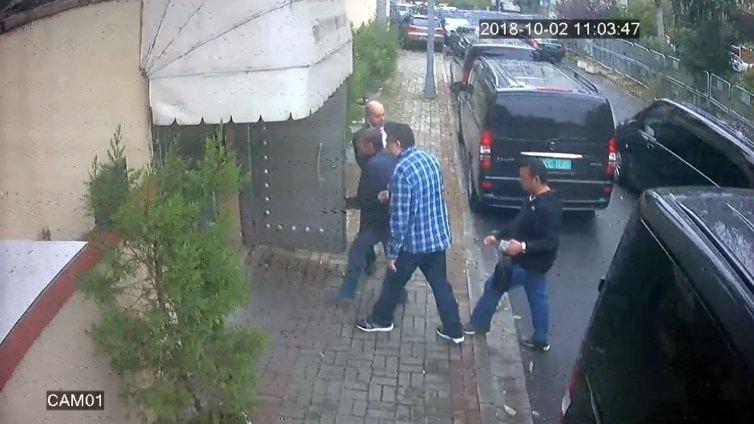 <p>2 Ekimde ayrıca Yarbay Badr Lafi M. Alotaibi (45), Kralın koruması Waleed Abdullah M. Alshehri (38), Tuğgeneral Mustafa Mohammed M. Almadani (57), Faad Shabib A. Albalawi (33), Özel Müdahale Uzmanı Tuğgeneral Maher Abdulaziz M. Mutreb (47), Koruma Uzmanı İstihbaratçı Thaar Ghaleb T. Alharbi (39), Strateji Planlama ve Muhabere Uzmanı İstihbaratçı Turki Musharraf M. Alshehri (36), İçişleri Bakanlığı Adli Tıp Uzmanı Tabip Yarbay Salah Mohammed A. Tubaigy (47) ve Saif Saad Q. Alqahtani (45) ise saat 03.30'da özel jet ile Atatürk Havalimanı'na iniş yaparak otellerine geçti.</p>
<p><span style="color:#FFFF00"><em>Fotoğrafta Tuğgeneral Mustafa Mohammed M. Almadani'nin (mavi kareli gömlekli) konsolosluk binasına giriş anı görülüyor.</em></span></p>