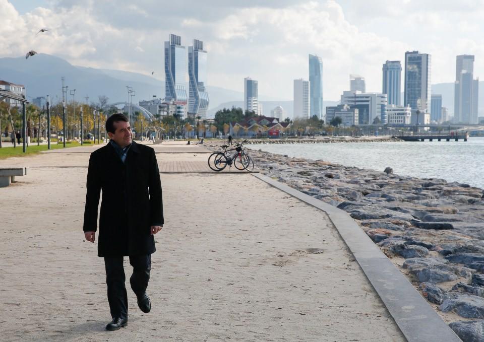 <p>"Aslında şiirle hukukun, savcılığın ve hakimliğin ortak bir kesişme noktaları var, onu önemsiyorum. Her ikisi de duyarlılık gerektiriyor, empati yapmayı gerektiriyor. </p>
<p> </p>