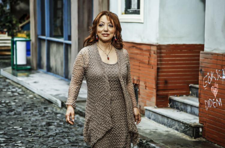 <p>2014 yılına kadar ekranlarda gördüğümüz sanatçı 2005 yılında yakalandığı bir kas dokusu hastalığı olan Fibrominyenji ile mücadele ediyor. </p>
