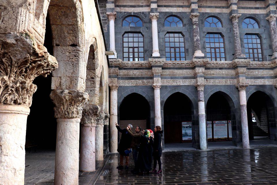 <p>UNESCO Dünya Kültür Mirası Listesi'nde yer alan tarihi surlar, İslam'ın 5. Harem-i Şerif'i olarak kabul edilen Ulu Cami, İçkale Müze Kompleksi, peygamber makamları ve sahabe kabirleri, Ongözlü Köprü, Ziya Gökalp, Cahit Sıtkı Tarancı ve Sezai Karakoç müzeleri gibi değerlere sahip Diyarbakır çok sayıda medeniyete ait izleri bünyesinde barındırıyor.</p>
<p> </p>