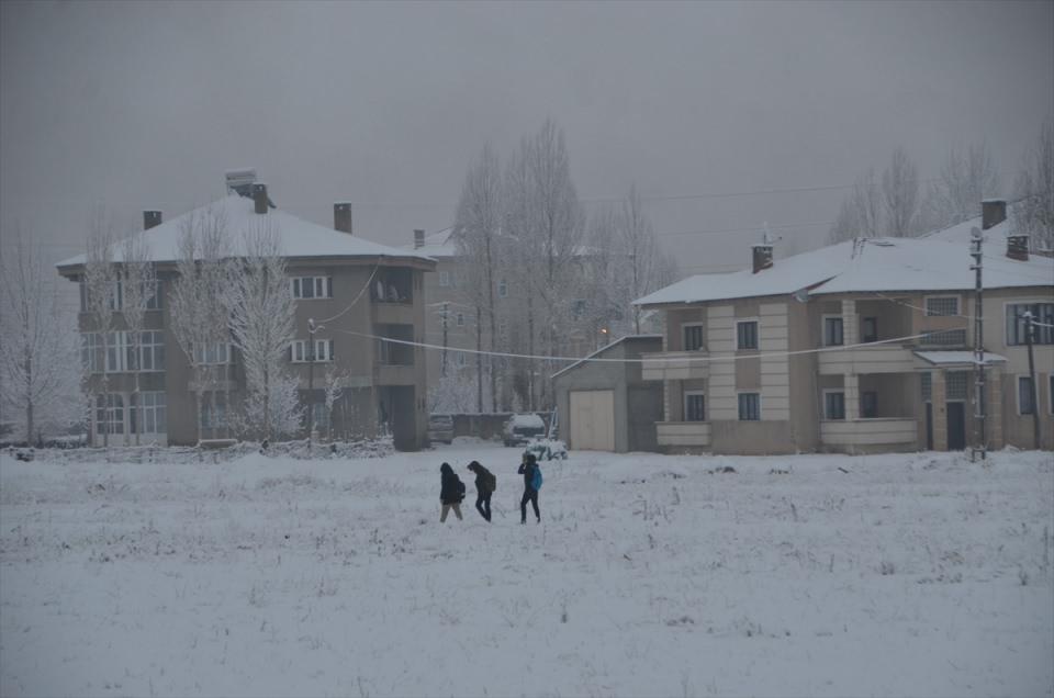 <p>Hakkari'nin Yüksekova ilçesinde kar ve tipiden 28 köy ve 60 mezra yolu ulaşıma kapandı.</p>

<p>​</p>

