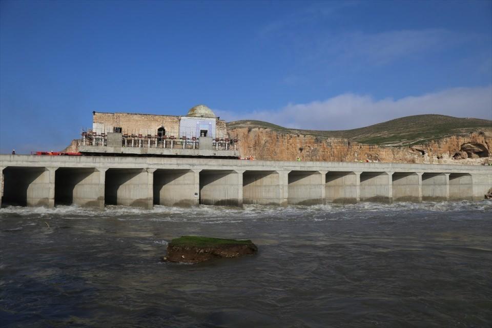<p>Türkiye'de geçen yıl ilk defa uygulanan projeyle Zeynel Bey Türbesi'nin baraj gölü alanından çıkarılarak Hasankeyf Yeni Kültürel Park Alanı'na getirilmesinin ardından, İmam Abdullah Türbesi, Artuklu Hamamı ve Hasankeyf Kalesi Orta Kapısı da başarıyla taşındı.</p>

<p> </p>
