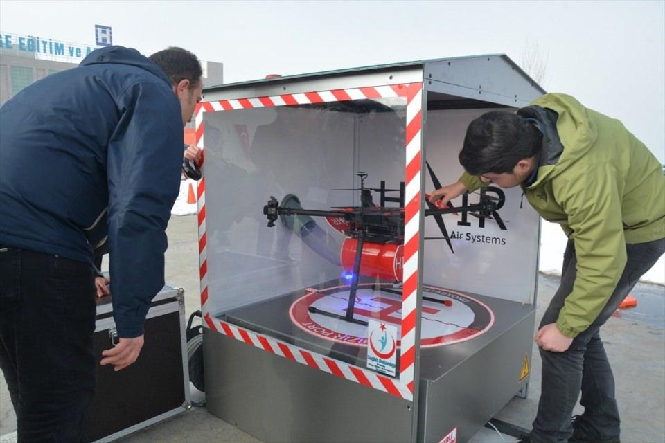 <p>AA'nın haberine göre; Erzurum Bölge Eğitim ve Araştırma Hastanesinde (BEAH) görevli iç hastalıklar ve hematoloji uzmanı Can Özlü ve kulak burun boğaz hastalıkları uzmanı Sami Engin Muz'un yanı sıra makine mühendisi ve insansız hava aracı operatörü Hilmi Sefa Yangal, acil kan ihtiyacı bulunan hastalar için proje başlattı.</p>
<p> </p>