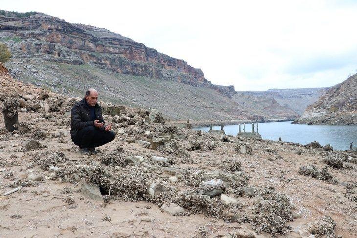 <p>Köylerinde o dönemde 78 hane bulunduğunu ve köyde oturanların akraba olduğunu ifade eden Kılıç, "O dönemde geçimimizi Dicle Nehri kenarında bulunan sebze ve meyve bahçelerinden yapardık." dedi.</p>