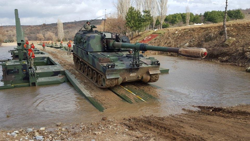 <p>Sınıfındaki en hızlı hücum köprülerinden biri olan Samur sisteminde, 5-6 dakika gibi kısa sürede araçlar ayrılıp kendi başlarına karşı kıyıya çıkabiliyor.</p>
<p>Başlangıçtan itibaren tümüyle Türk mühendisler tarafından TSK'nın ihtiyaç ve talepleri doğrultusunda üretilen Samur, silah ve yedek parça tedariki bakımından dışa bağımlılığı azaltması yanında ekonomiye fayda sağladı.</p>