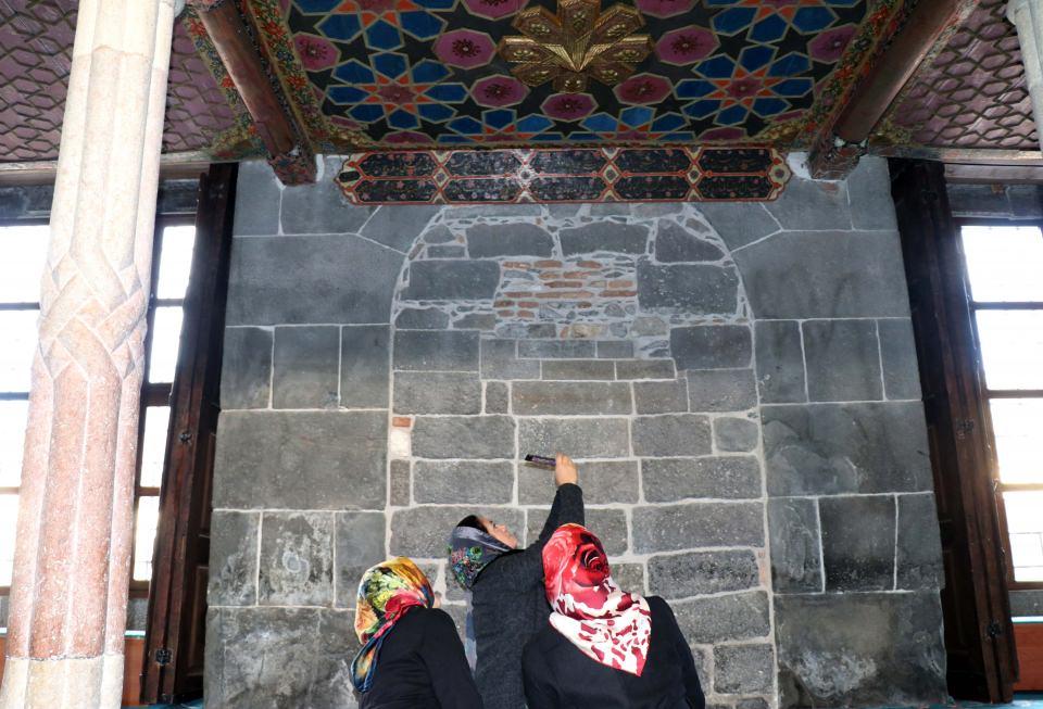 <p>Diyarbakır Olgunlaşma Enstitüsünce yürütülen proje ile inanç ve kültür değerlerinin üzerinde yer alan, kente özgü motifler, sanat tarihçisi, resim öğretmeni, giyim ve tasarım öğreticisi ve dikiş, nakış ustalarının yer aldığı özel bir ekip tarafından fotoğraflanıyor ve bilgisayar ortamında desenlere uygun kıyafet modelleri tasarlanıyor.</p>
<p> </p>