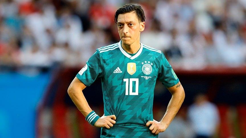 <p>Cumhurbaşkanı Recep Tayyip Erdoğan ile çektirdiği fotoğraf nedeniyle ırkçı söylemlere maruz kalan Mesut Özil, "Kazandığımızda Alman, kaybettiğimizde göçmenim" diyerek milli takımı bıraktı.</p>

<p> </p>
