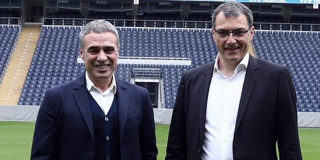 <p>Spor Toto Süper Lig'de istediği sonuçları elde edemeyen Fenerbahçe, teknik kadrosunda değişikliğe gitti. Sezona Phillip Cocu ile başlayan sarı-lacivertliler, alınan kötü sonuçların ardından yola Hollandalı teknik adamın yardımcısı Erwin Koeman'la devam etti. Bir süre Koeman yönetiminde maçlara çıkan sarı-lacivertlilerde, istenilen çıkışın gerçekleşmemesi üzerine taraftarın da takımın başında görmek istediği Ersun Yanal ile anlaşma sağlandı. Ersun Yanal, 2013-2014'te de çalıştırdığı Fenerbahçe'yi nisan ayında şampiyonluğa taşımıştı.</p>

<p> </p>
