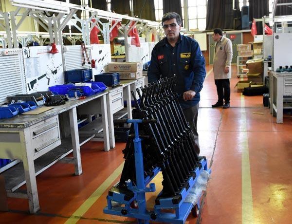 <p>NATO standardı olan 30 testten başarıyla geçen silahlar arasında yer alan tüfek için MKEK, Ağustos 2016'da Milli Savunma Bakanlığı tarafından onaylı "Ürün Kalifikasyon Sertifikası"nı da aldı.<br />
<br />
Silah Fabrikası Müdürü Mehmet Ocakcıoğlu, AA muhabirine yaptığı açıklamada, MPT- 55 tamamen MKEK'in bir ürünü olduğunu söyledi.</p>