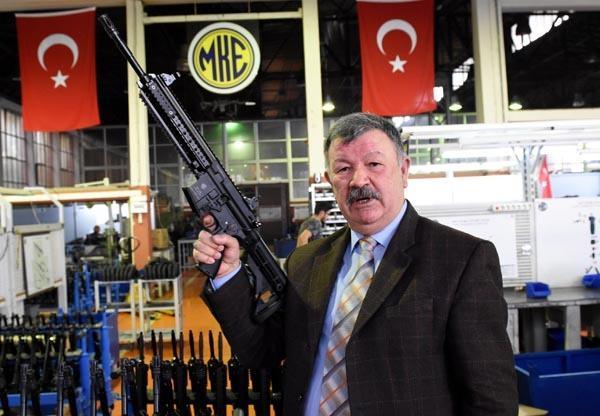 <p>30 fişek kapasiteli plastik kompozit şarjörlü ve üzerine her türlü optik sistemin takılabileceği üniversal pikatini ray sistemine sahip tüfek, 5,56x45 milimetre kalibreye sahip ve toplam ağırlığı 3 bin/3 bin 100 gram.</p>
<p>Yarı otomatik ve tam otomatik olmak üzere iki atış moduyla çalışabilen MPT-55'in etkili menzili 400, maksimum menzili ise 3 bin 600 metre.</p>