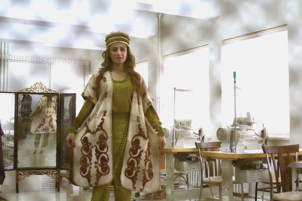 <p>Tasarım ekibinde yer alan resim öğretmeni Nida Özkul, tarihi kumaşa dokuduklarını anlatarak, geçmişi gelecek nesillere moda ile aktarma çabasında olduğunu belirtti.</p>
<p> </p>