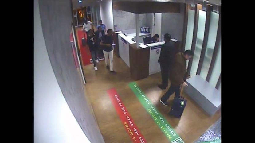 <p>Görüntüler üzerinden, Kaşıkçı'nın vahşice öldürülmesi için geldiği belirlenen 15 kişilik Suudi ekibin olay öncesi ve sonrasındaki hareketleri adım adım tespit edildi.</p>
<p><span style="color:#FFFF00"><em>Fotoğrafta İstihbaratçı Mohammed Saad H. Alzahrani'nin (beyaz pantolonlu) yurda giriş anı görülüyor.</em></span></p>