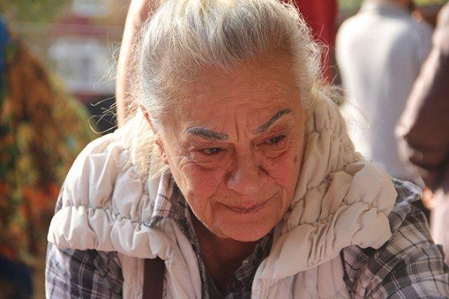 <p>1967 senesinde Milliyet Gazetesi tarafından yapılan güzellik yarışmasında ilk olarak adından söz ettiren ünlü sanatçı Serpil Örümcer, daha sonra Samanyolu şarkısıyla tanınan şarkıcı Berkant'la yaptığı evlilikle sanat dünyasındaki yerini almıştı. 1900'lü yıllarda Yeşilçam ve sahnelerin aranan ismi Serpil Örümcer, şu zamanlarda zor günler geçiriyor.</p>