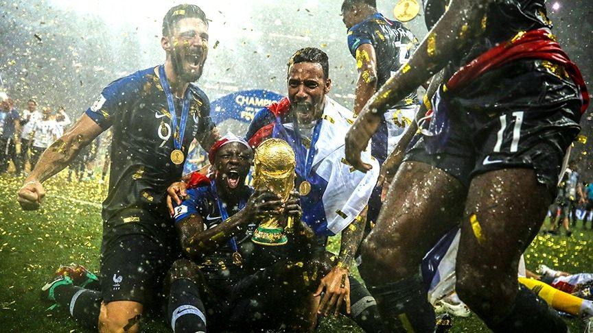 <p>Rusya'nın ev sahipliği yaptığı 2018 FIFA Dünya Kupası finalinde Hırvatistan'ı 4-2 yenen Fransa, şampiyonluğa ulaştı. Fransa, tarihinde ikinci kez Dünya Kupası'nı kazanmayı başardı.</p>

<p> </p>
