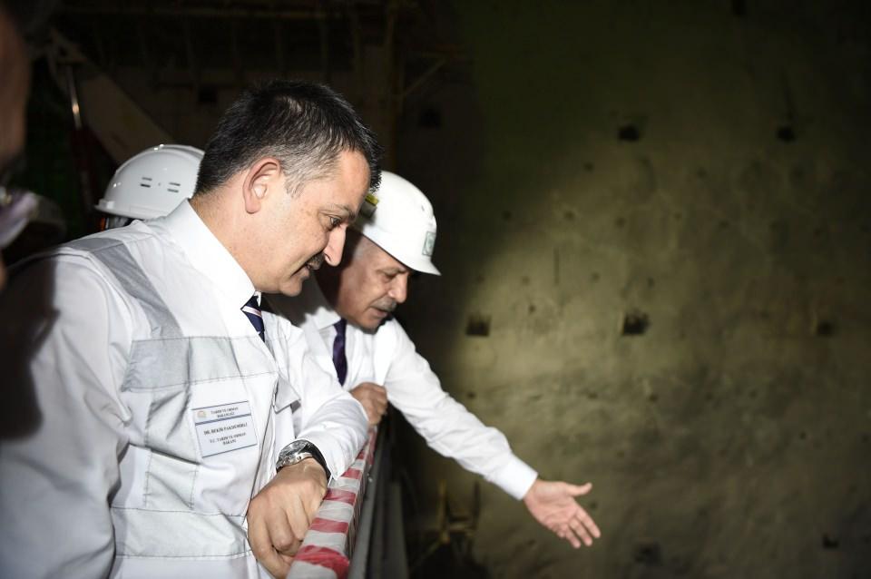 <p>Tarım ve Orman Bakanı Bekir Pakdemirli, yazılı a&ccedil;ıklamasında, Devlet Su İşleri (DSİ) Genel M&uuml;d&uuml;rl&uuml;ğ&uuml; tarafından yapımı devam eden Yusufeli Barajı'nın, T&uuml;rkiye'nin en y&uuml;ksek, d&uuml;nyanın ise 3. y&uuml;ksek barajı unvanını alacağını bildirdi.</p>

<p>&nbsp;</p>
