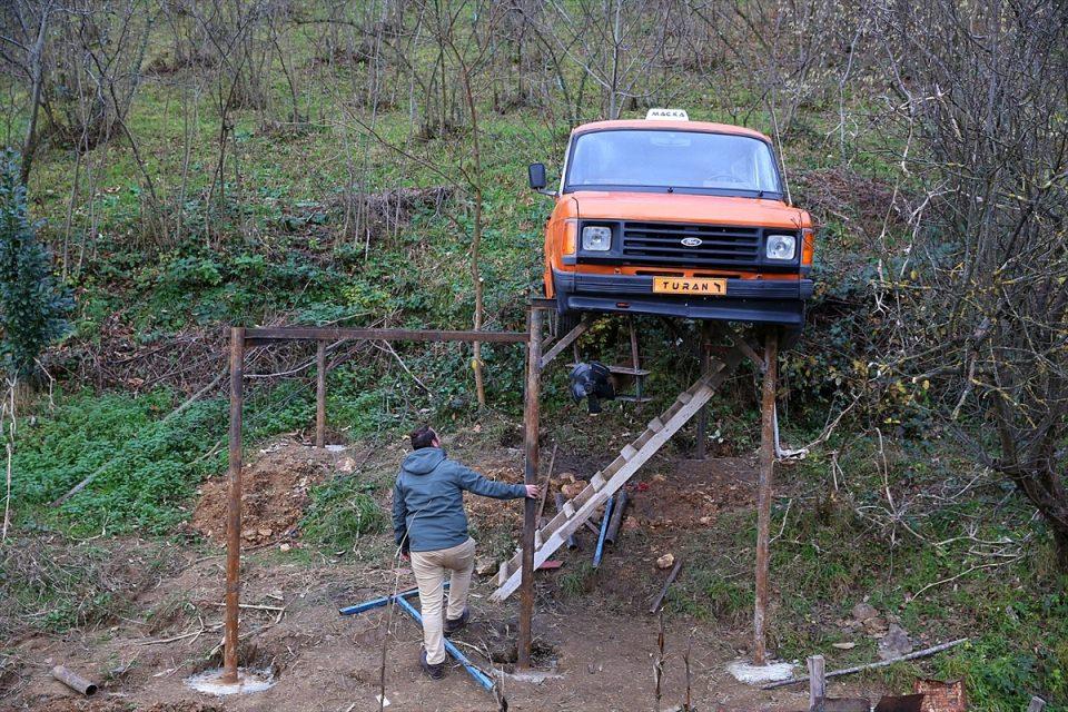 <p>Trabzon'da yaşayan iki kardeş, inşa ettikleri demir direklerin üzerine yerleştirdikleri hurda minibüs ile "seyir terası" kurdu. İstanbul Teknik Üniversitesi (İTÜ) Elektronik Teknolojisi öğrencisi Abdullah ve ağabeyi Fatih Turan, Maçka ilçesindeki evlerinin karşısındaki araziyi değerlendirmek için seyir terası yapma kararı aldı.</p>
