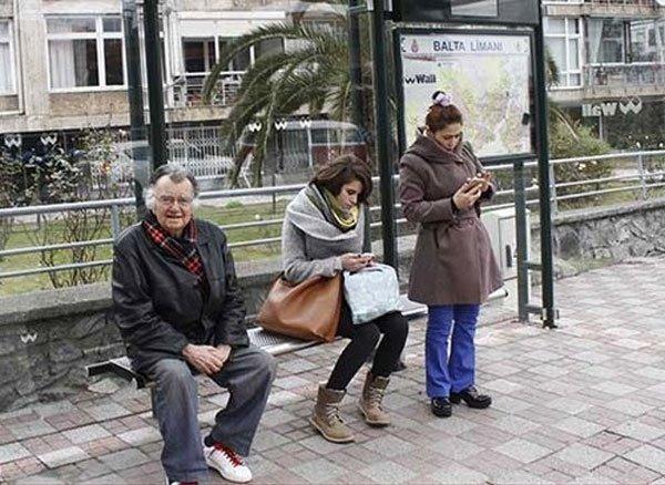 <p>Kapıcılar Kralı'ndaki Albay Zafer karakteriyle milyonların kalbini kazanan 1932 doğumlu olan Yeşilçam'ın sevilen yüzlerinden Bilge Zobu, 2006 yılında Şehir Tiyatroları'ndan emekli oldu.</p>