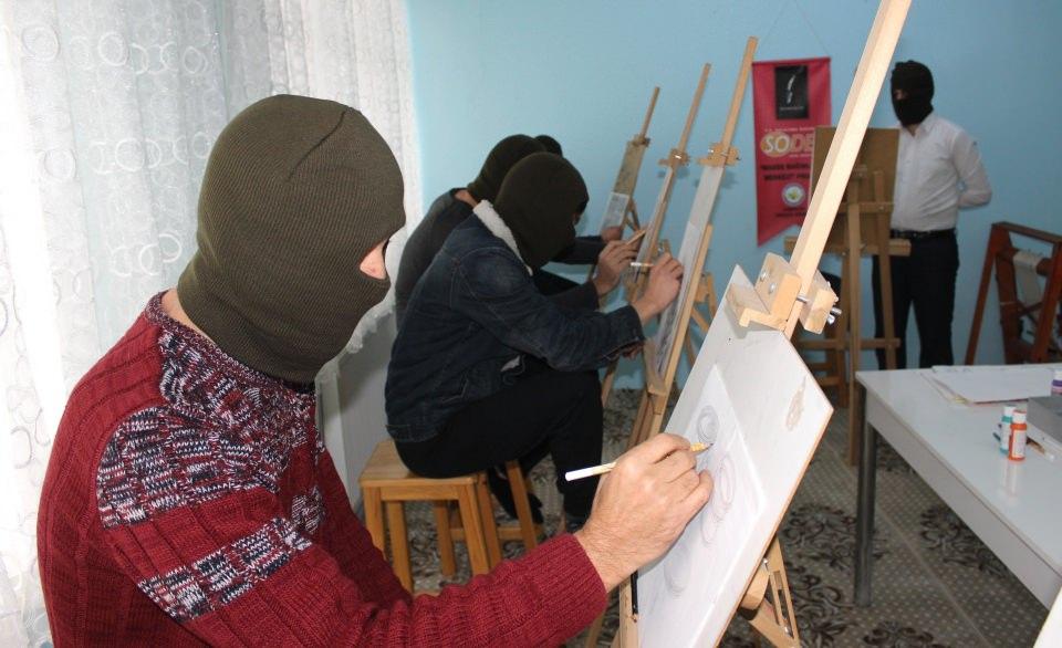 <p>2014 yılında Adıyaman Valiliği öncülüğünde Sağlık Müdürlüğü, Emniyet Müdürlüğü, Müftülük, Gençlik ve Spor Müdürlüğü, Adıyaman Belediyesi ve İş Kur işbirliğinde açılan madde bağımlıları rehabilitasyon merkezine Türkiye’nin her ilinden madde bağımlısı geliyor. </p>
<p> </p>