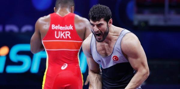 <p>Dünya Güreş Şampiyonası'nda grekoromen stil 87 kiloda milli güreşçi Metehan Başar, altın madalya kazandı.</p>

<p> </p>
