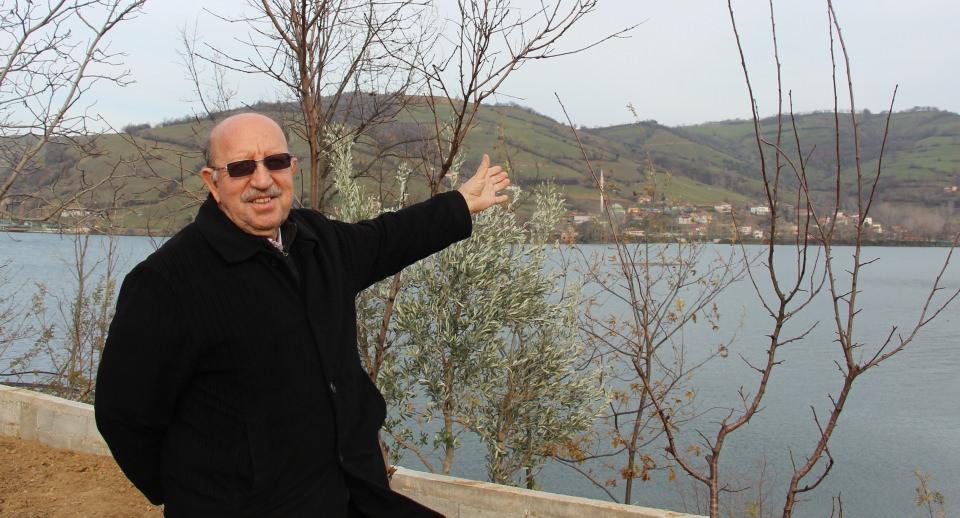 <p>Daha sonra başka yerlerde imamlık yaptım. Camimiz 1936 yılında yapılmıştı. Burası çok eski bir yerleşim yeri. Baraj yapıldıktan sonra köyümüz iki üç mahalleye bölündü. Her mahallede bir cami var. Su altında kalan camimiz 400 kişilikti. Yanında Kur’an kursu vardı. Bütün hatıralarımız suya gömülmüş olduğundan mahzunluk yaşadık, üzüldük. Fakat şimdi buradan minareye bakınca hatıralarımız tazeleniyor. Caminin yanında bir de çınar ağacı vardı. Çınar ağacının dalları duruyordu. Bir kişi odun amaçlı gitmiş dalları suyun yüzeyinden kesmiş. Ama dalların yine belli kısımları su yüzeyinde duruyor. Martılar, kuşlar o dallara konuyor. Onu da o şekilde görünce üzülüyoruz. Keşke o ağacı da kurtarabilseydik" dedi. </p>