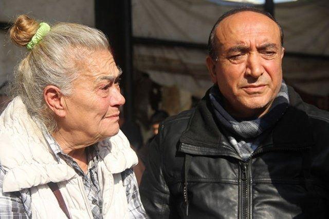 <p>"Eş dost bana sahip çıktılar, yardımcı oluyorlar"</p>
<p>Pazardaki çalışanların ve Avcılar Belediyesi'nin kendisine destek olduğunu dile getiren eski sinema sanatçısı ve şarkıcı Serpil Örümcer, "Bir kızım var rahatsız, Berkant'tan iki de Allah bağışlasın torunum var. Onlar da okuyorlar tabi ben bunun altından biraz zor kalkıyorum. Bakırköy'de bir yerimiz vardı orayı yıktılar. Yıkınca ben ortada kaldım. O yıkılınca oranın belediye başkanı da bize yer göstermedi. Bizimle görüşmek zahmetinde bile bulunmadı. Ben çalışmayı seviyorum her ne olursa olsun çalışmanın ayıbı yoktur. Ben sanatçı da olsam ne olursam olayım ama çalışmanın ayıbı yok. Eş dost bana sahip çıktılar, yardımcı oluyorlar Allah razı olsun kendilerinden" dedi.</p>