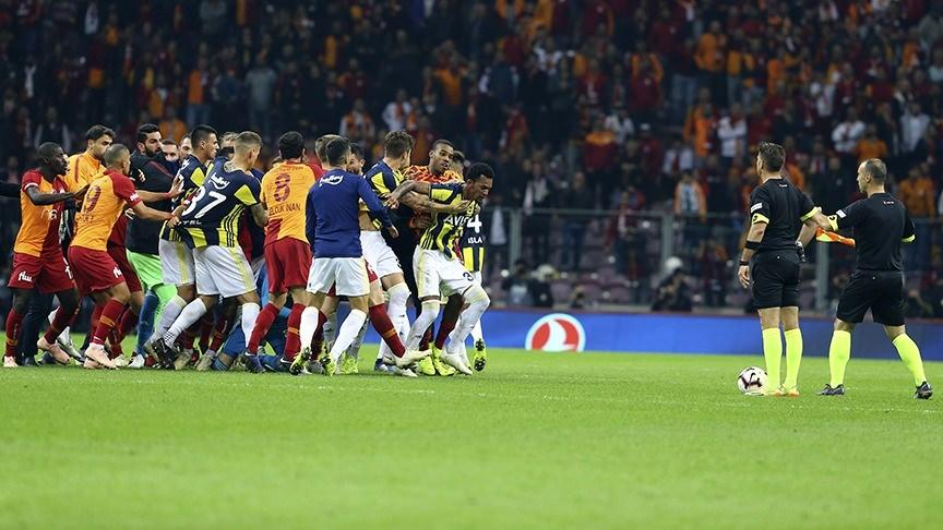 <p>Galatasaray ile Fenerbahçe arasında oynanan derbi maçın ardından iki takım futbolcuları arasında yaşanan olaylar ve verilen cezalar kasım ayında en çok konuşulan konu oldu.</p>

<p> </p>
