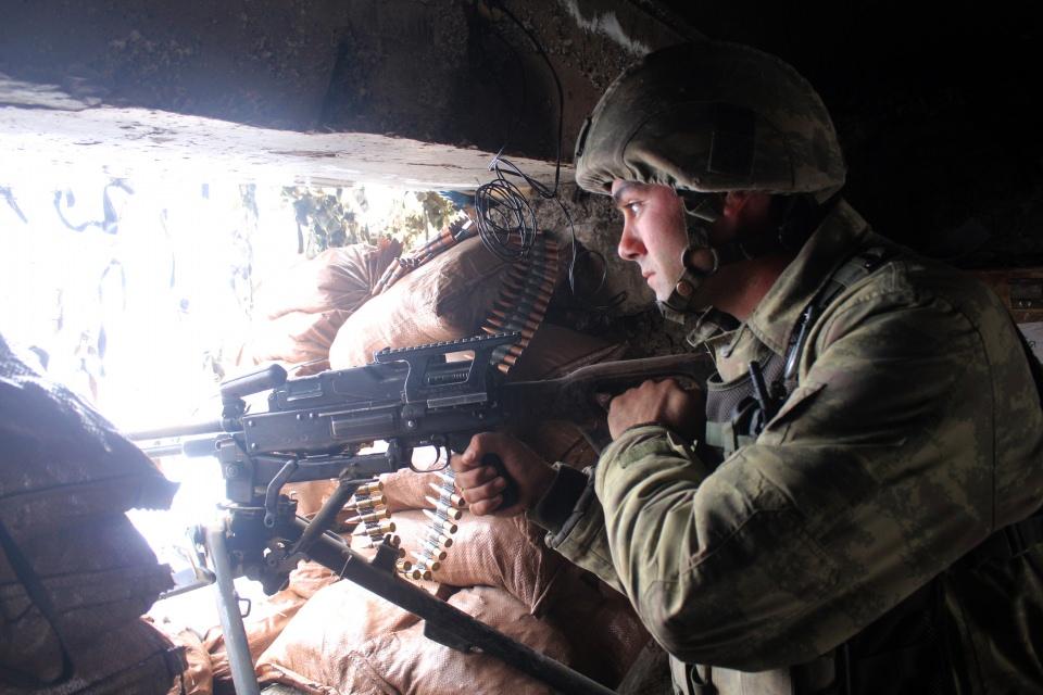 <p>2016 yılında başlatılan operasyon kapsamında Irak’ın kuzeyine yaklaşık 5 kilometre mesafedeki Çileklitepe, Eylül 2016 tarihinde bölücü terör örgütünden tamamen temizlendi. Çukurca ilçesi 2. Hudut Tugay Komutanlığına bağlı Çileklitepe Üs Bölgesinde Irak sınır hattının güvenliğini sağlayan Mehmetçik, sıfırın altında 10 dereceye kadar düşen hava sıcaklığında bölücü terör örgütüne karşı eli tetikte nöbet bekliyor. </p>
<p> </p>