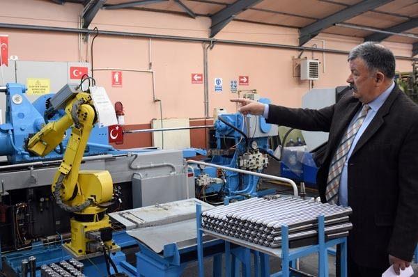 <p>Emniyet mandalının hem sağ hem sol kullanım için çift taraflı olması, silahı benzerlerinden ayıran en önemli özelliklerin başında geliyor. Silah, yüksek atış kabiliyeti, benzerlerine göre hafif ve etkili bir silah olmasıyla da dikkati çekiyor.</p>
<p> </p>