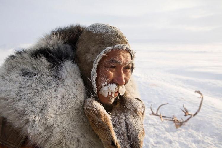 <p>Britanyalı fotoğrafçı Bryan Alexander, eksi 50 dereceye varan soğukta kamplardaki yaşamı, geleneksel giysileri avcılık ve balıkçılık faaliyetlerini izledi.</p>
