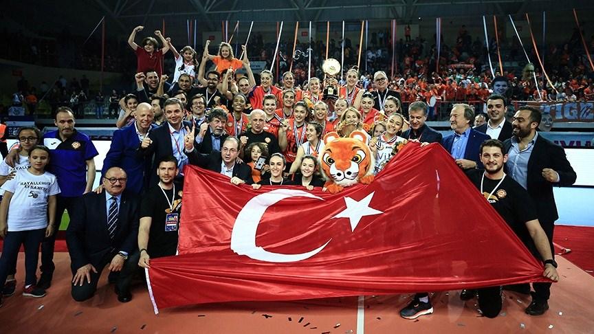 <p>Eczacıbaşı VitrA Voleybol Takımı, Kadınlar CEV Kupası finali rövanş maçında Belarus temsilcisi Minchanka'yı 3-0 yenerek, şampiyonluğa ulaştı.</p>

<p> </p>
