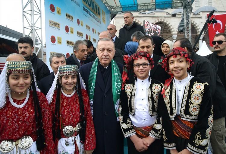 <p>Cumhurbaşkanı Erdoğan, çocuklarla fotoğraf çektirdi.</p>
