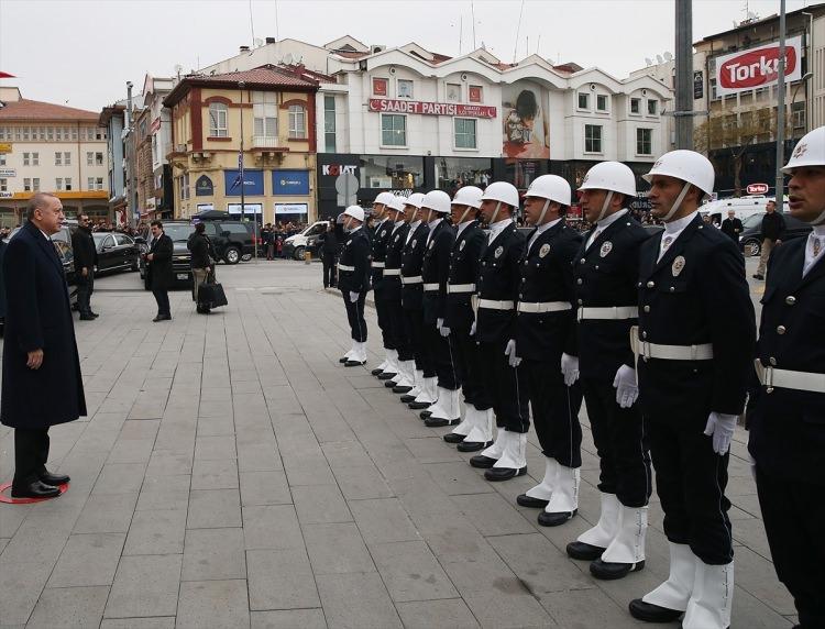 <p>Cumhurbaşkanı Erdoğan, Valiliğe gelişinde tören mangasını selamladı.</p>
