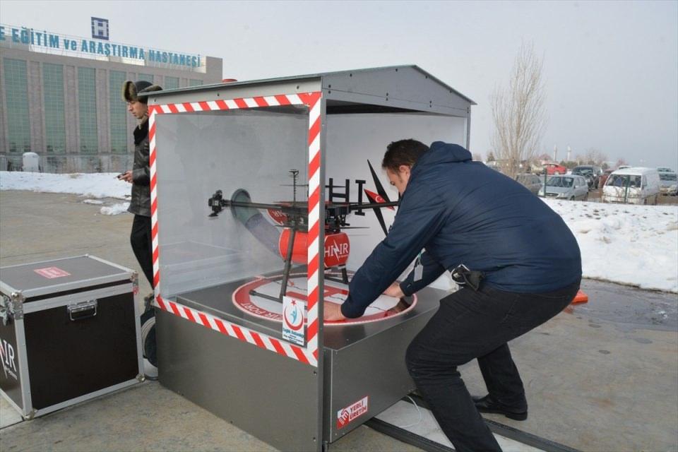 <p>Erzurum'da iki sağlık çalışanı ve bir mühendisin geliştirdiği, taşıma haznesindeki kan torbası ve tıbbı malzeme ile bir saat havada kalabilen "Hızır" adı verilen drone, acil kan ya da tıbbı malzeme ihtiyacı olan hastaların imdadına yetişecek.</p>
<p> </p>