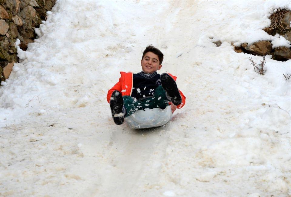 <p>Bitlis'te kar yağışı ve soğuk havaya aldırış etmeyen çocuklar bidonlarla kaymanın keyfini yaşadı.</p>

<p> </p>
