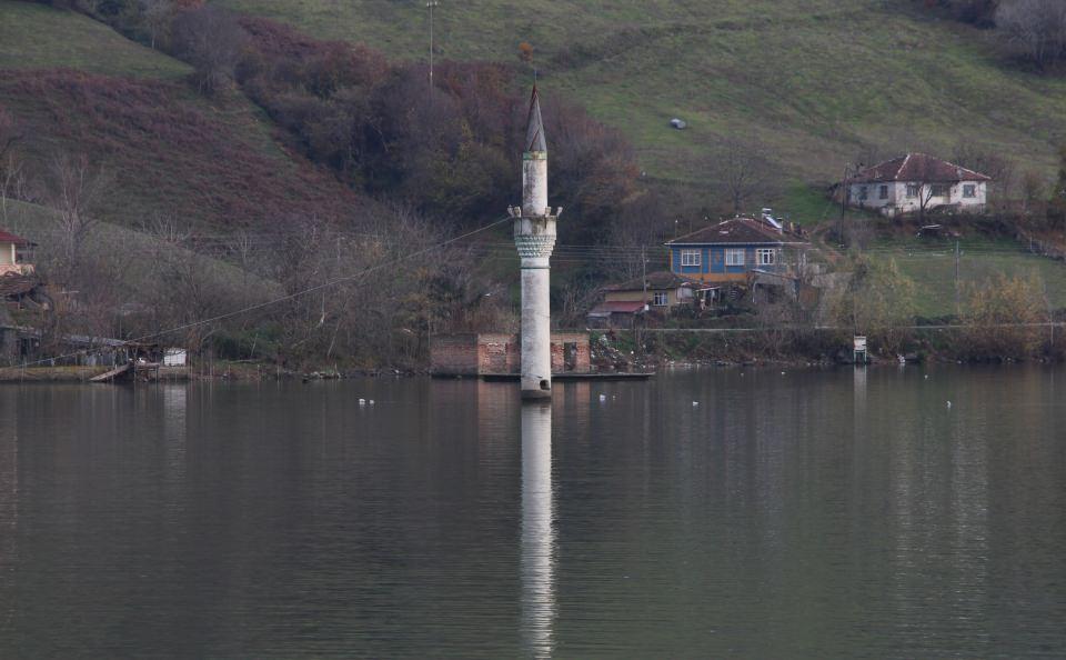<p>Su altında kalmadan Boğazkaya Mahallesi Camisi’ndeki camide imamlık yapan Mehmet Kocabaş, "Boğazkayalıyım. 1973 yılında buraya imam olarak atandım. 1980’e kadar burada görev yaptım. </p>

<p> </p>
