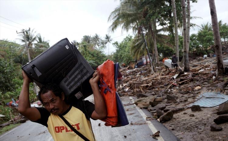 <p>Endonezya'da, Sunda Boğazı'nda meydana gelen tsunamide ölü sayısının 62'ye yükseldiği bildirildi. Boğaz etrafında yer alan Serang, Pandeglang ve Lampung bölgelerinin kıyı kesimlerinin, tsunamiden etkilendiğini belirtilirken, yüzlerce evin zarar gördüğünü ifade edildi.</p>

<p> </p>
