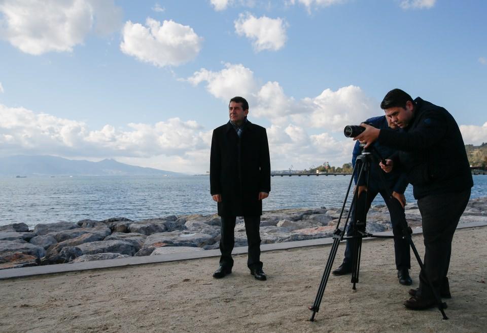 <p>İzmir Cumhuriyet Savcısı Durmuş Taşdemir yazdığı şiirlere, bir zabıt katibinin yönetmenliğinde klip çekerek yargı çalışanlarının farklı yüzünü insanlara yansıtmaya çalışıyor.</p>
<p>Cumhuriyet savcısı olarak 1991'de Artvin'in Şavşat ilçesinde mesleğe başlayan Taşdemir, Tunceli'nin Çemizgezek, Kayseri'nin İncesu ve İzmir'in Bergama ilçesinde görev almasının ardından İzmir'e tayini çıktı.</p>