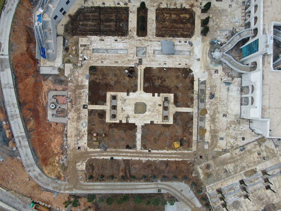 <p>Cumhurbaşkanı Recep Tayyip Erdoğan'ın, Başbakanlığı döneminde 6 Ağustos 2013'te temelleri atılan Çamlıca Camii'nde artık sona gelindi. Caminin şu anda yüzde 99'u tamamlandı. Şantiye de şu anda peyzaj çalışmalarına ağırlık verilmiş durumda. Çamlıca Camii'nin çevresinde toplam 100 dönümlük arazide süren peyzaj çalışmalarında yüzlerce ağaç dikildi. Havuzlar ve şelalelerle süslenecek Çamlıca Camii çevresinde vatandaşlar için oturma alanları da bulunacak.</p>

<p> </p>
