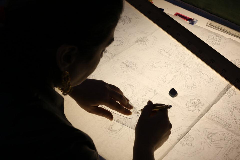 <p>Hazırladıkları tasarım kıyafetleri görenlerin büyük ilgi gösterdiğini anlatan Eronat, çalışma ile tarihi yapılardaki figürler konusunda farkındalığın arttığını aktardı.</p>
<p> </p>