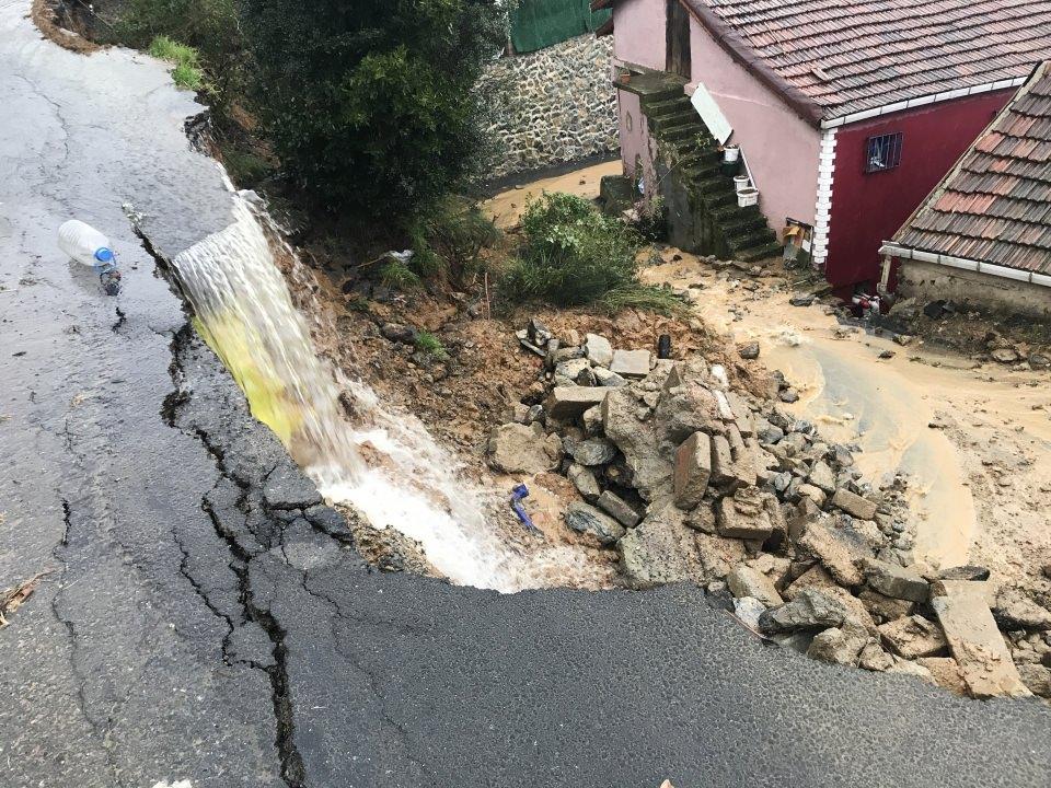 <p>Olay, saat 07.30 sıralarında Sarıyer Kocataş Mahallesi&rsquo;nde meydana geldi. Edinilen bilgiye g&ouml;re, bir s&uuml;re &ouml;nce yol ile istinat duvarı arasında toprak boşalması nedeniyle yarık oluştu.&nbsp;</p>

<p>&nbsp;</p>
