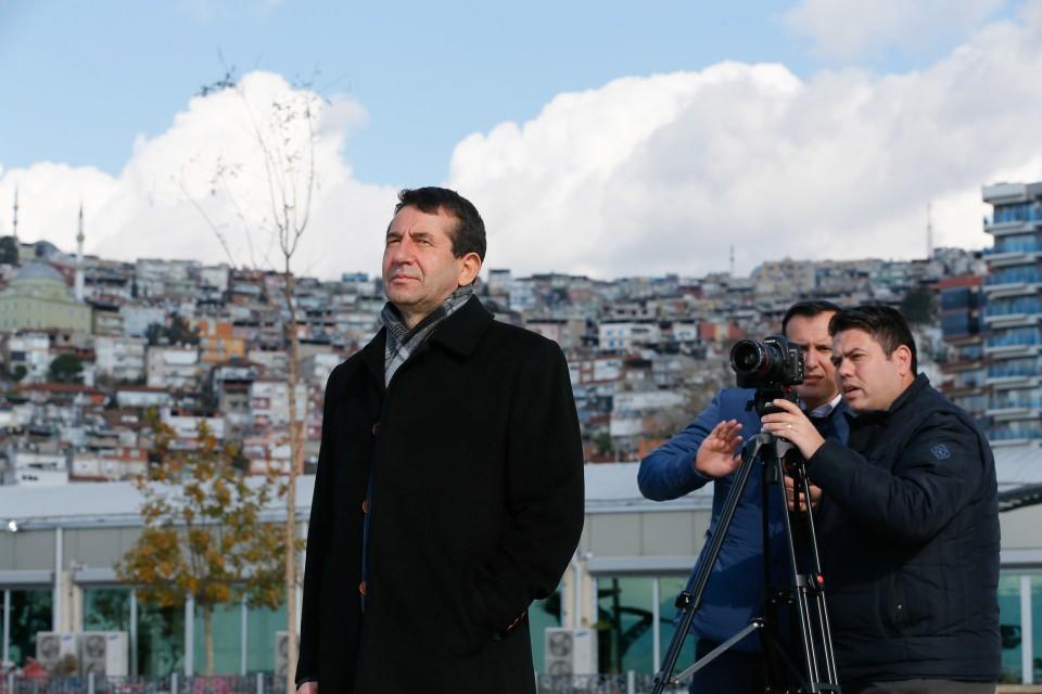 <p>Şiirlere klip çeken zabıt katibi Nedim Argan ise adliye ve yargı işlerinin yoğunluğu arasında sanatla ilgilenmeye çalıştığını, şiirlerini beğendiği Cumhuriyet savcısı Taşdemir için klip çekmekten büyük keyif aldığını söyledi.</p>
<p> </p>