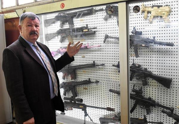 <p>Tüfeğin tasarım çalışmalarına Temmuz 2015’te başlandığını 2017 yılında ise seri üretime geçildiğini anımsatan Ocakçıoğlu, bu yıl 23 bin tüfeği Cumhurbaşkanlığı koruma ekibi, TSK, Emniyet Genel Müdürlüğü, MİT personeli ile diğer güvenlik birimlerine teslim ettiklerini ifade etti.</p>
<p> </p>
