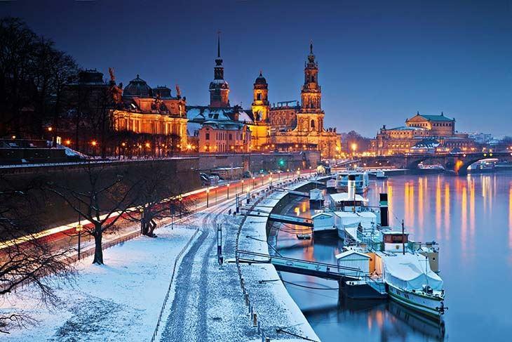 <p><span style="color:#800080"><strong>Dresden</strong></span>, Avrupa yolculuklarında farklı bir kültür yaşamak için ideal bir gezi tercihi olabilir.  Almanya'nın Floransa'sı (İtalya'da bir şehir) olarak bilinen bu şehir kış mevsiminde masal yaşanacak nitelikte listenin başında yerini alıyor.</p>
