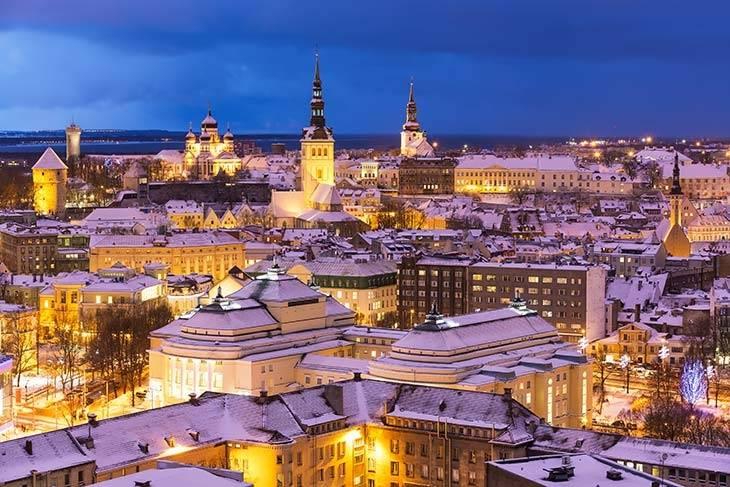 <p>Estonya'nın başkenti ve en geniş bölgesi olan <strong><span style="color:#800080">Tallinn</span>, </strong>yazın maviyle yeşilin buluşmasının yanı sıra kışın adeta bir karlar diyarı olarak sizlere yolculuk için davetiye çıkarıyor.</p>

