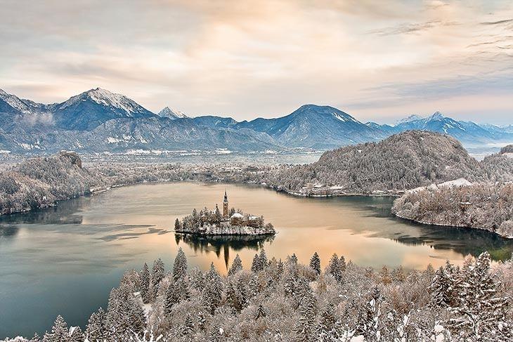 <p><strong><span style="color:#800080">Bled Gölü</span>'</strong>nün tam ortasındaki <span style="color:#800080"><strong>Bled Ada</strong></span>'sı tarihte imparatorların ve Mareşal Tito'nun yazın kullanıldığı bir mülkiyet olarak biliniyor.</p>
