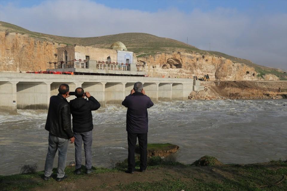 <p>Dicle Nehri üzerine inşa edilen 12 gözlü, 104 metre uzunluğunda, 15 metre genişliğindeki menfez köprüden geçirilen tarihi caminin yeni yerine taşınmasının yaklaşık 6 saat sürmesi bekleniyor.</p>

<p> </p>
