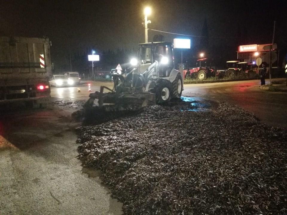 <p>Yaklaşık bir saatlik çalışmanın ardından hamsiler kamyonlara yüklenerek karayolu tekrar trafiğe açıldı. </p>

<p> </p>
