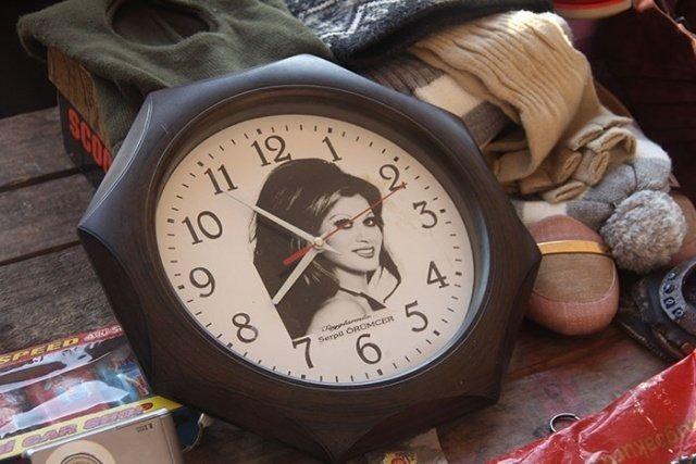 <p>"Katarakt kalınlaşmış ve görmem ihtimalim var"</p>
<p>Sağlık sıkıntısından ve maddi anlamda zorluk çektiğini söyleyen Örümcer, "Katarakt var. Ben biraz ihmal ettim derken tabi maddiyatsızlık bunun önüne geçti. Katarakt kalınlaşmış ve görmeme ihtimalim var. Göz kapanacak. Buna da şükür demekten başka çaremiz yok" diye konuştu.</p>