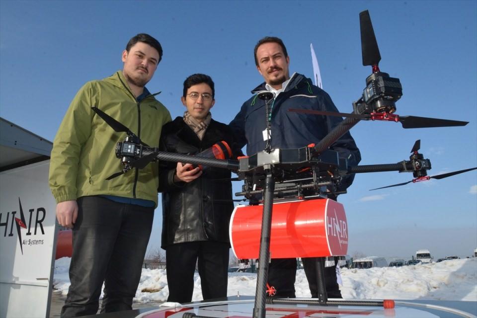 <p>Yaklaşık bin metre yüksekliğe çıkıp saatte 50 kilometre hıza ulaşarak 25 kilometrelik uçuş mesafesine sahip olan "Hızır" adlı drone, kan ürünü temininde güçlük yaşanan bölgelerde hızlı ve etkin kan nakli yaparak hayat kurtaracak.</p>

<p> </p>
